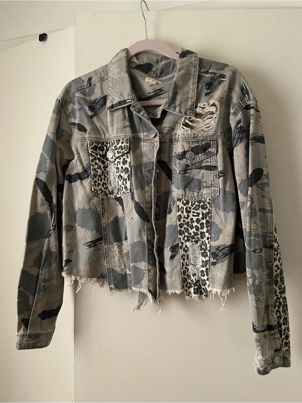 Distressed Camo Patchwork Denim Jacket - Gray Leopard Accent